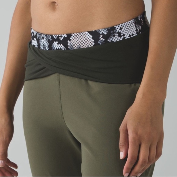 Lululemon Sunset Salutation Crop – Size 6, Black, 22” Inseam - Picture 4 of 11